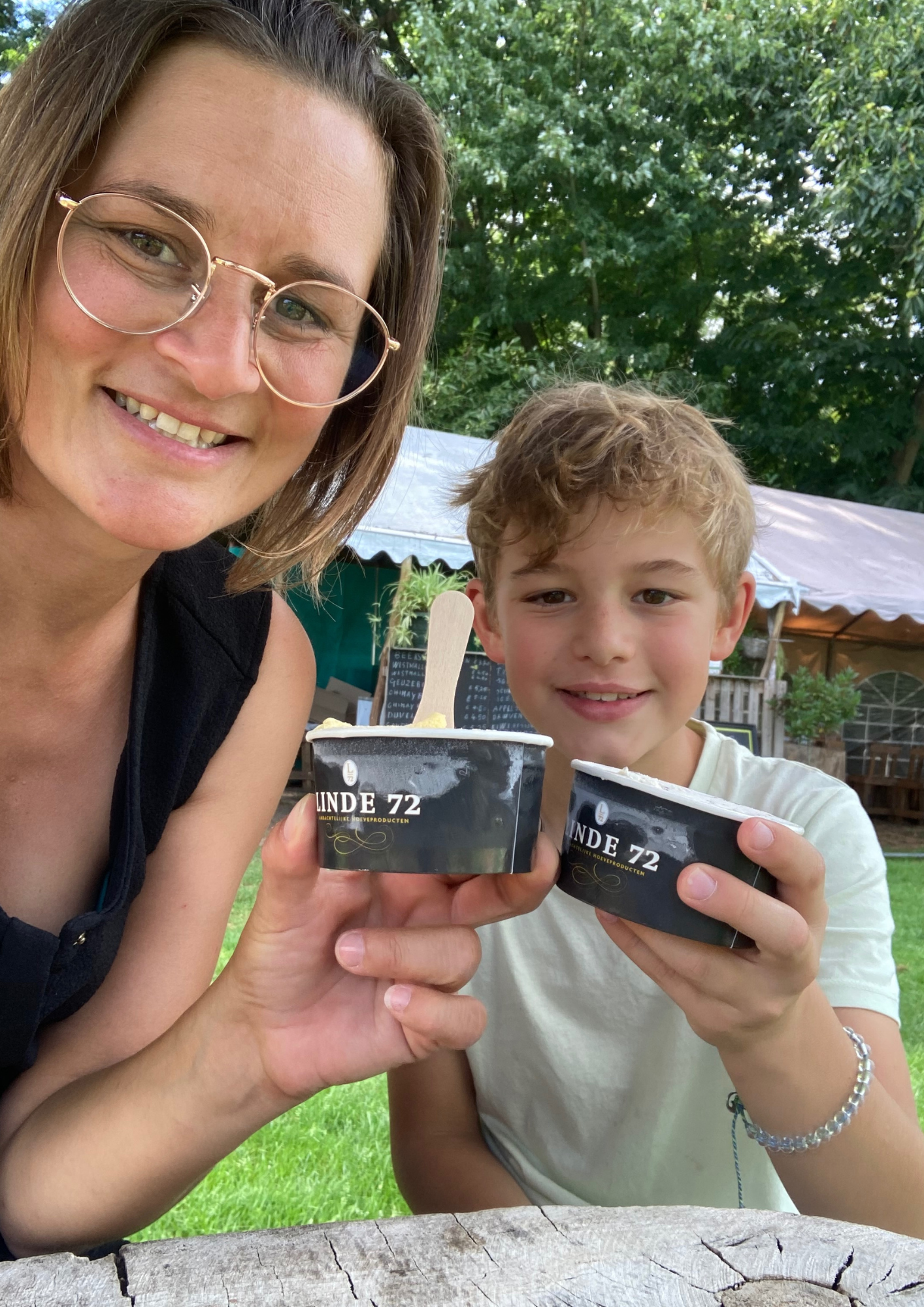 Joke en Juul genieten samen tijdens paardencoaching bij ADHD voor meer rust en verbinding