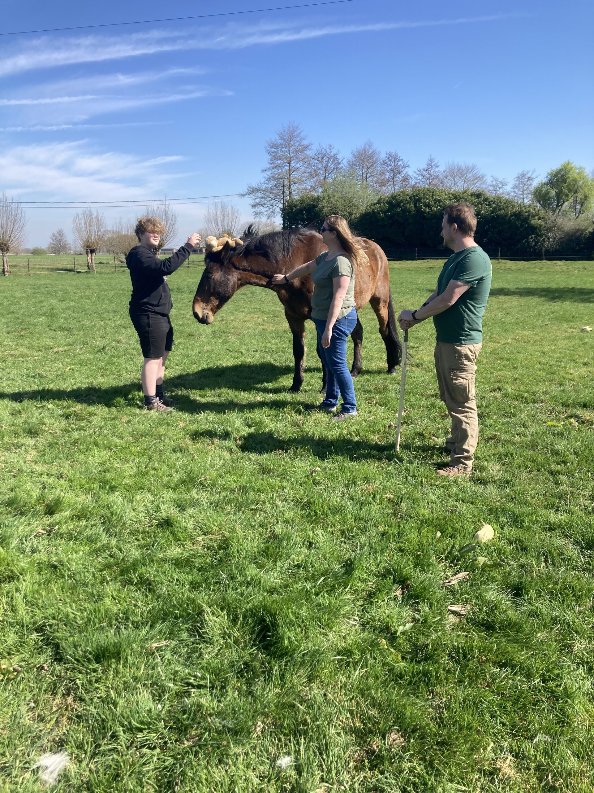 Een gezinstraject op maat voor gezinnen met ADHD, ASS en andere vormen van neurodiversiteit. Geen focus op “wat niet lukt”, maar op begrijpen wat er speelt, het herkennen van talenten in overdrive en het terugbrengen van rust en verbinding in jullie gezin. Je leert: Hoe gedrag te lezen als communicatie Wat jouw kind nodig heeft om tot rust en vertrouwen te komen Hoe je als ouder stevig én mild tegelijk kan zijn Wat helpt om uit strijd te stappen en weer samen te werken Dit traject is praktisch, warm en haalbaar binnen een druk gezinsleven. Kleine stappen, groot effect — voor jullie kind, voor jou als ouder, en voor het hele gezin.