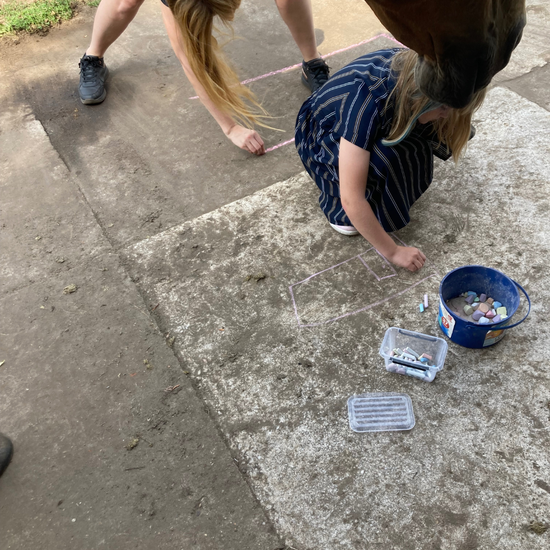je ziet een mama met haar kind met op de coachhoeve in een activiteit om elkaar gevoelens beter te begrijpen