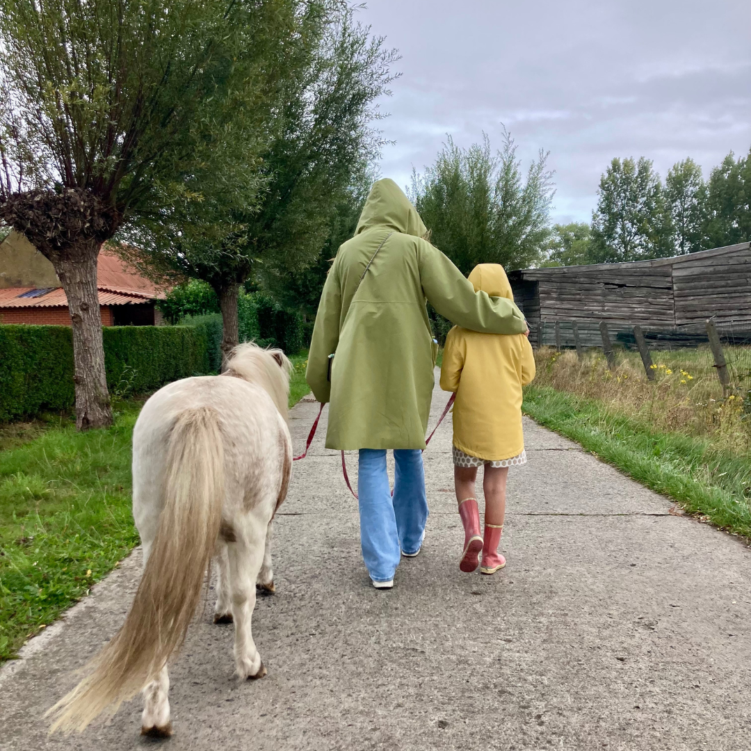 Mama en kind tijdens paardencoaching voor gezinnen met ADHD en ASS bij Coachhoeve België